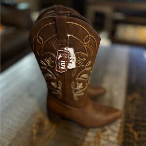 NWT IUV Cowboy Western Boots Cowgirl Boots Pull On Pointy Toe Mid Calf Boots